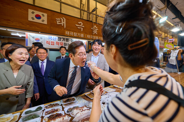 이재명 대통령, 인천 용현시장 방문…“소상공인과 자영업자 살아야 경제가 산다” 이재명 대통령, 인천 용현시장 방문…“소상공인과 자영업자 살아야 경제가 산다”
