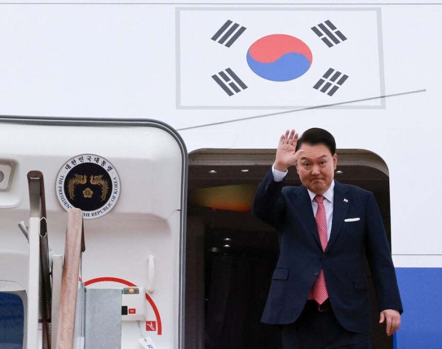 윤석열 전 대통령 전용기에 소주 10병 탑재 논란, 경호처 문건 공개 윤석열 전 대통령 전용기에 소주 10병 탑재 논란, 경호처 문건 공개