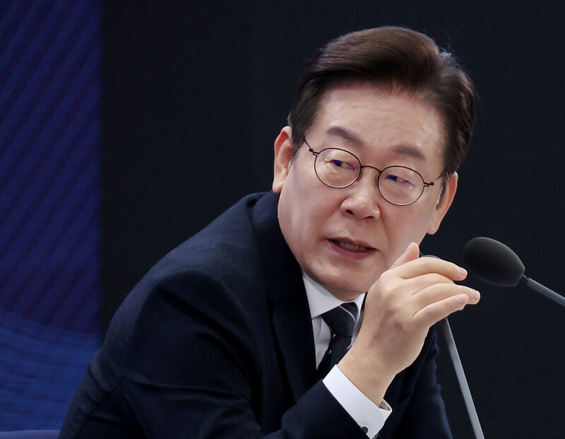 이재명 대통령 국정 지지율 56%로 상승, 민생 정책 긍정적 평가 이재명 대통령 국정 지지율 56%로 상승, 민생 정책 긍정적 평가