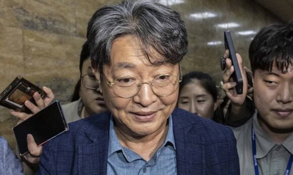 이춘석 의원, 차명 주식 거래 10억대 의혹…경찰, 관련자 45명 조사 착수 이춘석 의원, 차명 주식 거래 10억대 의혹…경찰, 관련자 45명 조사 착수