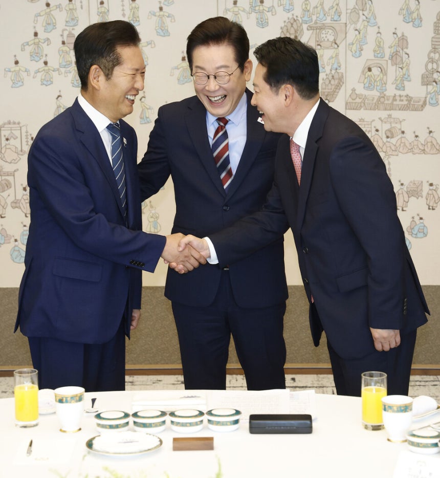 이재명 대통령 중재로 정청래-장동혁 첫 악수, 여야 화합의 신호탄 될까 이재명 대통령 중재로 정청래-장동혁 첫 악수, 여야 화합의 신호탄 될까