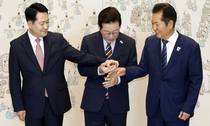 여야 대표 첫 만남, 화합의 비빔밥 속에서도 내란세력 척결과 특검 연장 이견 여야 대표 첫 만남, 화합의 비빔밥 속에서도 내란세력 척결과 특검 연장 이견