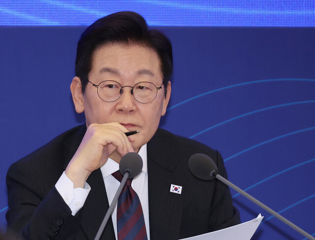 이재명 대통령, “노동부 장관 명함에 ‘떨어지면 죽습니다!’ 경고 문구 삽입” 이재명 대통령, “노동부 장관 명함에 ‘떨어지면 죽습니다!’ 경고 문구 삽입”