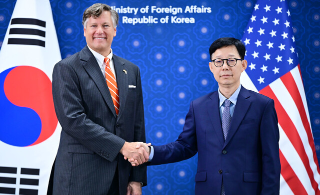 미국 국무부 부장관, 한국인 구금 사태 유감 표명 및 재입국 불이익 방지 약속 미국 국무부 부장관, 한국인 구금 사태 유감 표명 및 재입국 불이익 방지 약속