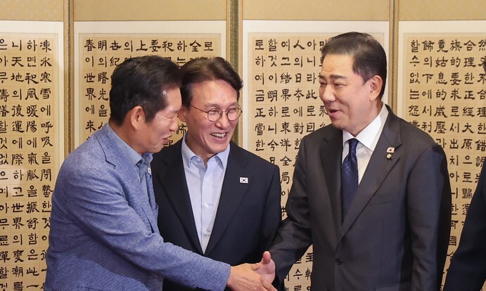 김민석 중재로 정청래·김병기, 당·정·대 만찬서 화해의 악수 나눠 김민석 중재로 정청래·김병기, 당·정·대 만찬서 화해의 악수 나눠
