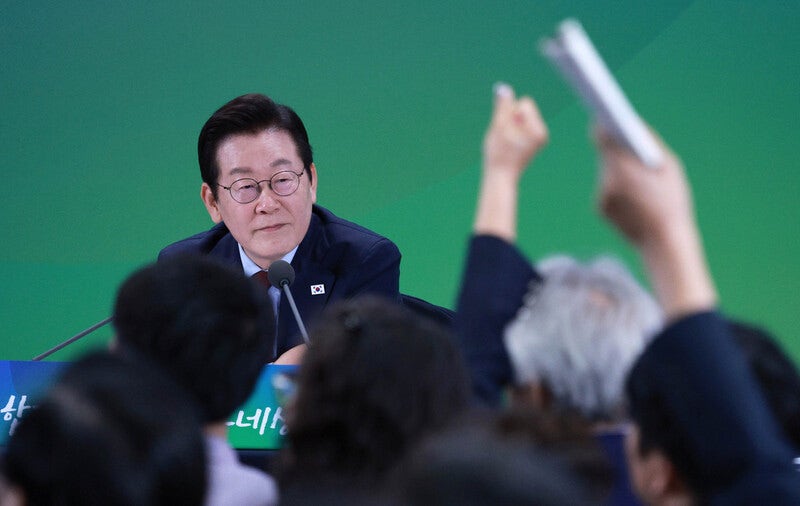 이재명 대통령 지지율 54.5%로 하락, 특검법 합의 결렬 영향 이재명 대통령 지지율 54.5%로 하락, 특검법 합의 결렬 영향