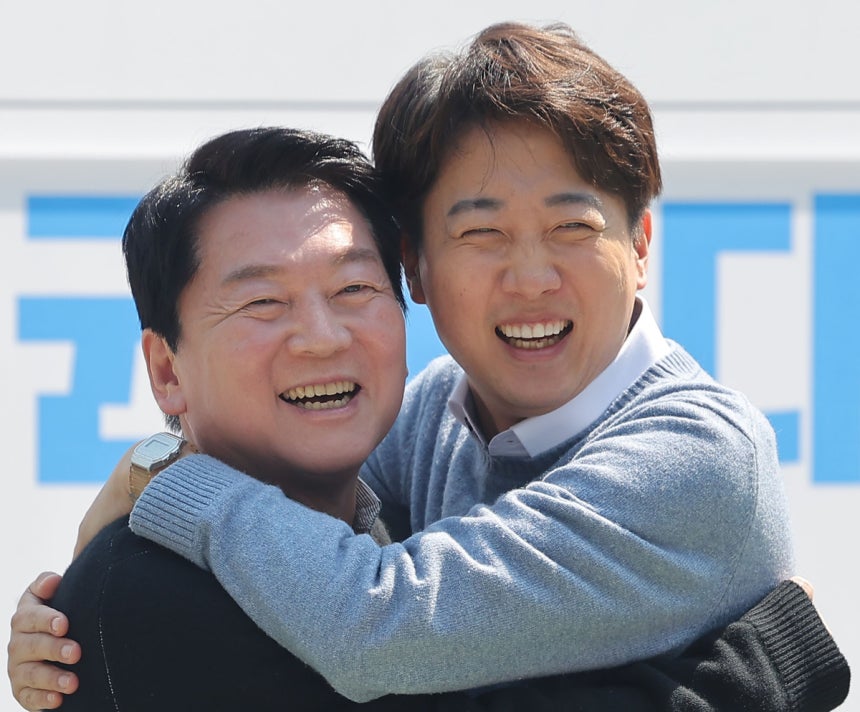 이준석, 안철수와 정치적 연대 모색…“계엄 후 행보 선명, 방향 일치” 이준석, 안철수와 정치적 연대 모색…“계엄 후 행보 선명, 방향 일치”