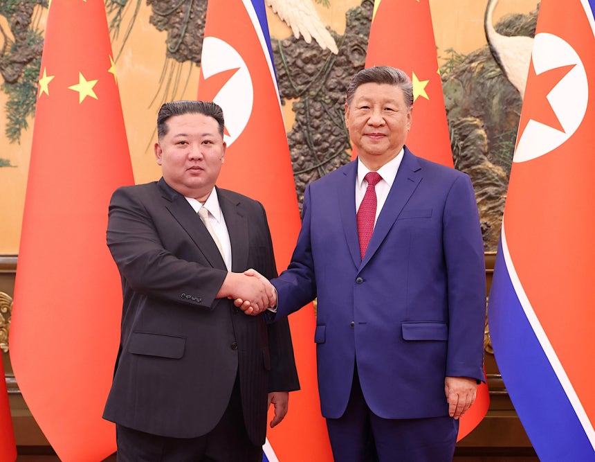 시진핑과 김정은, 한반도 문제 해결 위한 협력 강화 의지 표명 시진핑과 김정은, 한반도 문제 해결 위한 협력 강화 의지 표명