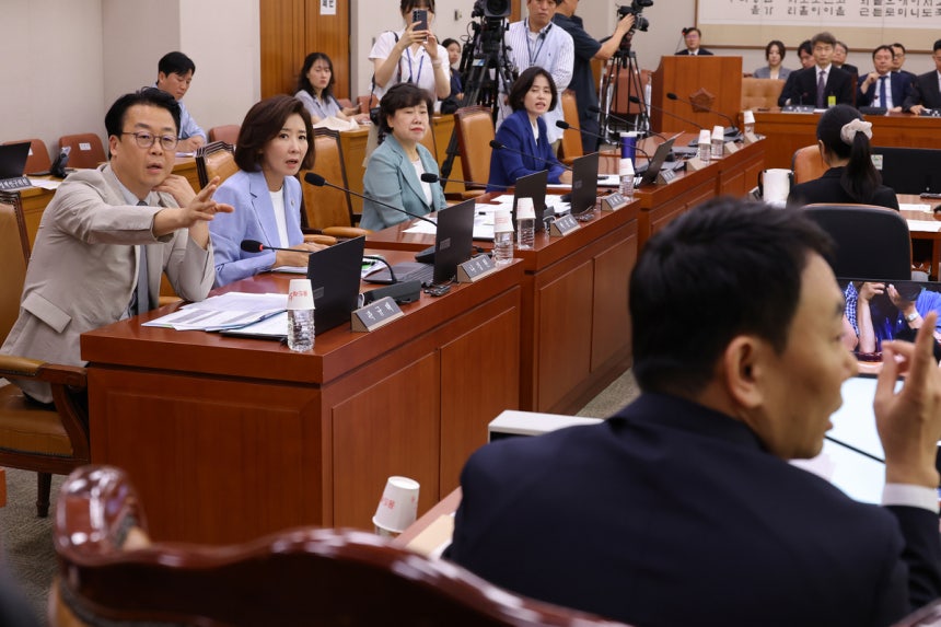 검찰의 위법한 수사 논란, 경향신문 보도 탄압 비판 쏟아져… 검찰개혁 청문회서 논쟁 격화 검찰의 위법한 수사 논란, 경향신문 보도 탄압 비판 쏟아져… 검찰개혁 청문회서 논쟁 격화