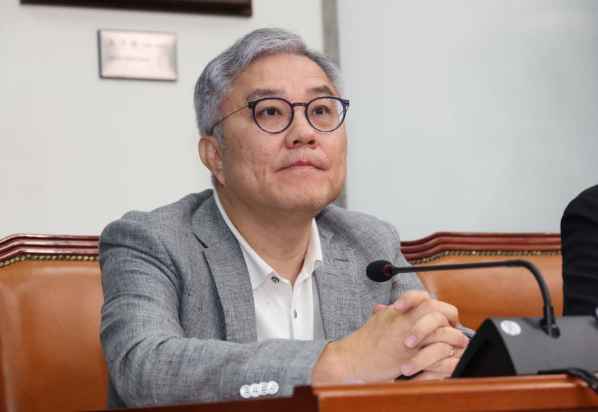 최강욱 민주당 교육연수원장, 2차 가해 논란 속 사퇴 결정 최강욱 민주당 교육연수원장, 2차 가해 논란 속 사퇴 결정
