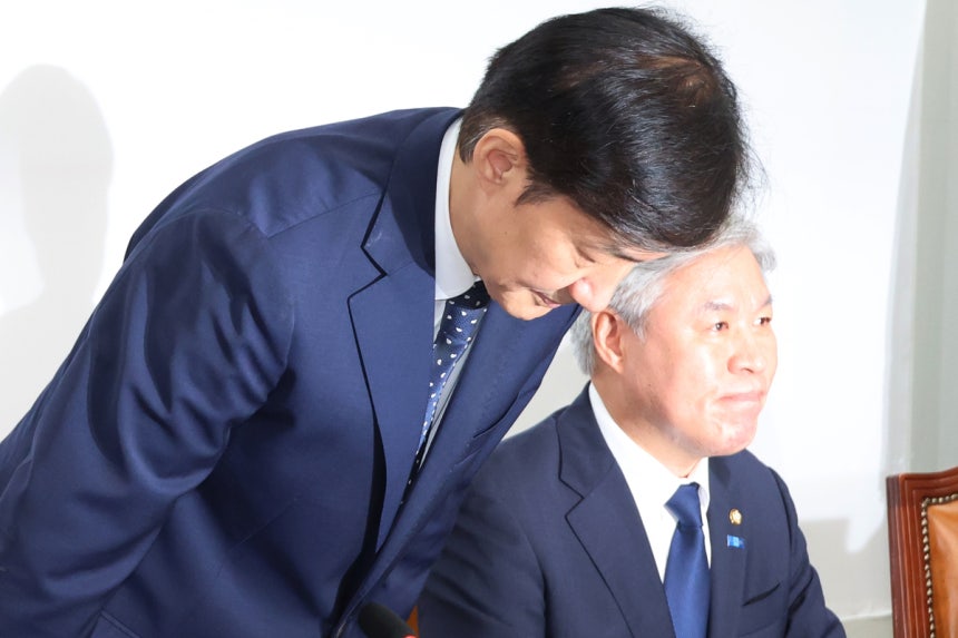 조국, 성비위 사건 관련 “가해자 제명 결정 변함없다” 강조하며 사태 수습 나서 조국, 성비위 사건 관련 “가해자 제명 결정 변함없다” 강조하며 사태 수습 나서
