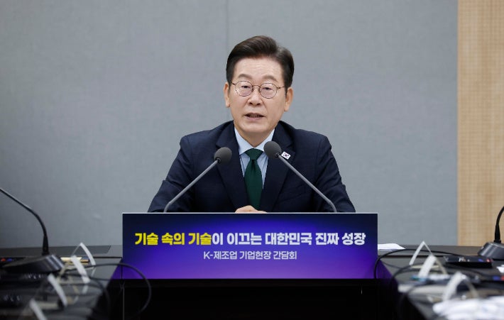 이재명 대통령, 제조업의 고용 창출 역할 강조하며 정부 지원 약속 이재명 대통령, 제조업의 고용 창출 역할 강조하며 정부 지원 약속