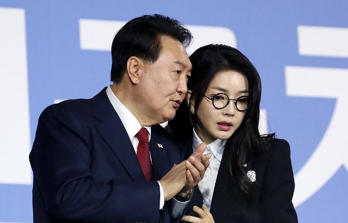 윤석열 전 대통령과 김건희씨, 대선 기간 명태균씨로부터 무상 여론조사 받아 윤석열 전 대통령과 김건희씨, 대선 기간 명태균씨로부터 무상 여론조사 받아