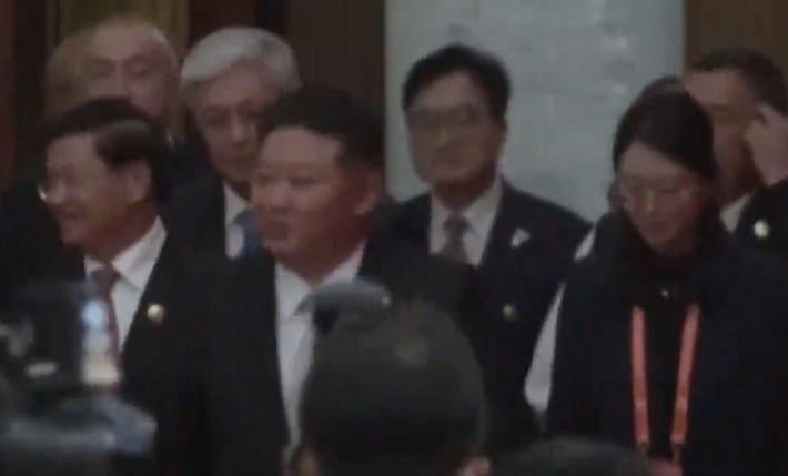 우원식 국회의장, 7년 만에 김정은과 악수하며 이재명 메시지 전달 여부 주목 우원식 국회의장, 7년 만에 김정은과 악수하며 이재명 메시지 전달 여부 주목