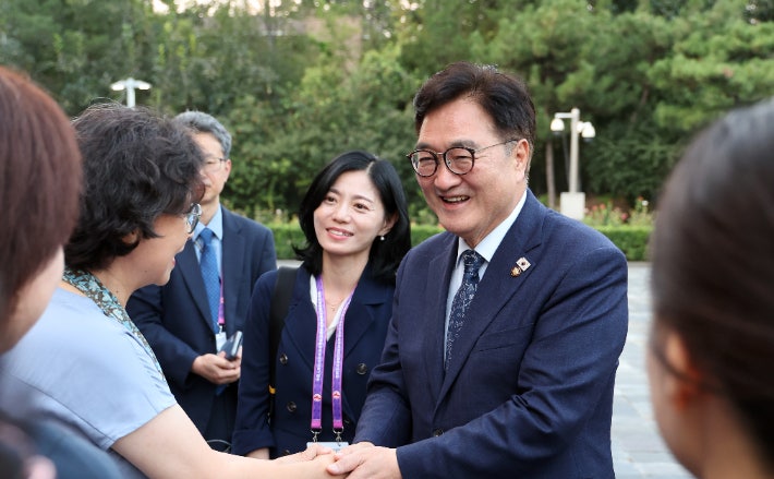 국민의힘, 우원식 국회의장의 김정은과의 악수에 강력 반발 국민의힘, 우원식 국회의장의 김정은과의 악수에 강력 반발