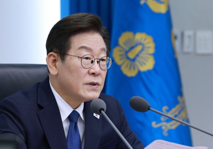 이재명 대통령, 외국인 노동자 부당 대우 및 임금 체불 실태 조사 지시 이재명 대통령, 외국인 노동자 부당 대우 및 임금 체불 실태 조사 지시