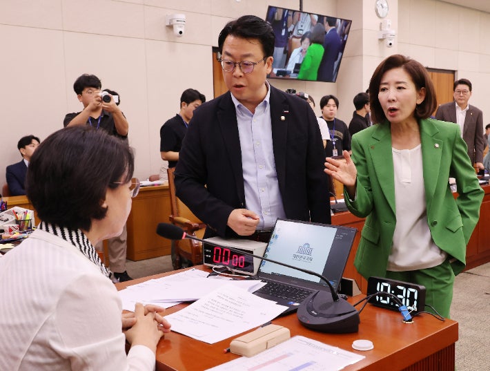 추미애·나경원 법사위 대립, 윤리위 제소로 격화된 갈등 추미애·나경원 법사위 대립, 윤리위 제소로 격화된 갈등