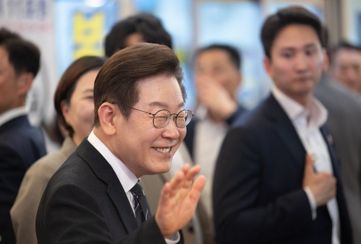 이재명 대통령, 박찬욱 감독의 ‘어쩔수가없다’ 베니스영화제 진출에 찬사 이재명 대통령, 박찬욱 감독의 ‘어쩔수가없다’ 베니스영화제 진출에 찬사