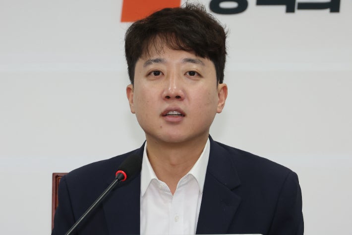 이준석, 미국 대사관에 항의 서신 전달…한국인 구금 사태 해결 촉구 이준석, 미국 대사관에 항의 서신 전달…한국인 구금 사태 해결 촉구