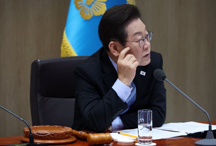 이재명 대통령, 미국 내 한국인 대규모 구금 사태에 “대처 미비한 부분 점검하라” 지시 이재명 대통령, 미국 내 한국인 대규모 구금 사태에 “대처 미비한 부분 점검하라” 지시