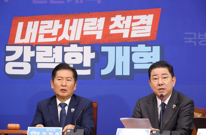 정청래·김병기, 특검법 합의 혼란에 민주당 의원들에게 사과 정청래·김병기, 특검법 합의 혼란에 민주당 의원들에게 사과