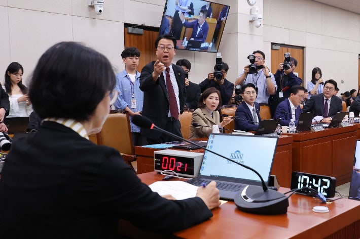 국회 법사위, 나경원 간사 선임 두고 여야 격돌…박지원 “부인 돌아가셨다” 발언 논란 국회 법사위, 나경원 간사 선임 두고 여야 격돌…박지원 “부인 돌아가셨다” 발언 논란