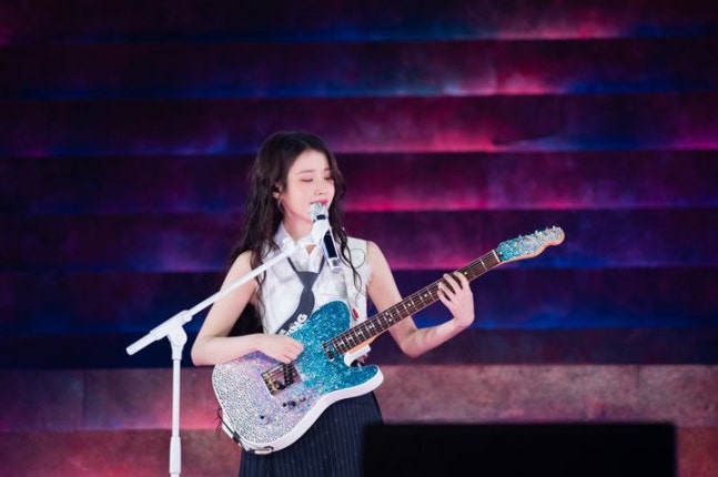 아이유 신곡 ‘바이 서머’, 깜짝 발매에도 음원 차트 정상 등극 아이유 신곡 ‘바이 서머’, 깜짝 발매에도 음원 차트 정상 등극