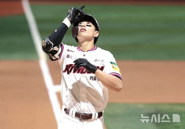 키움 히어로즈 송성문, 8월 KBO리그 MVP 수상 쾌거 키움 히어로즈 송성문, 8월 KBO리그 MVP 수상 쾌거
