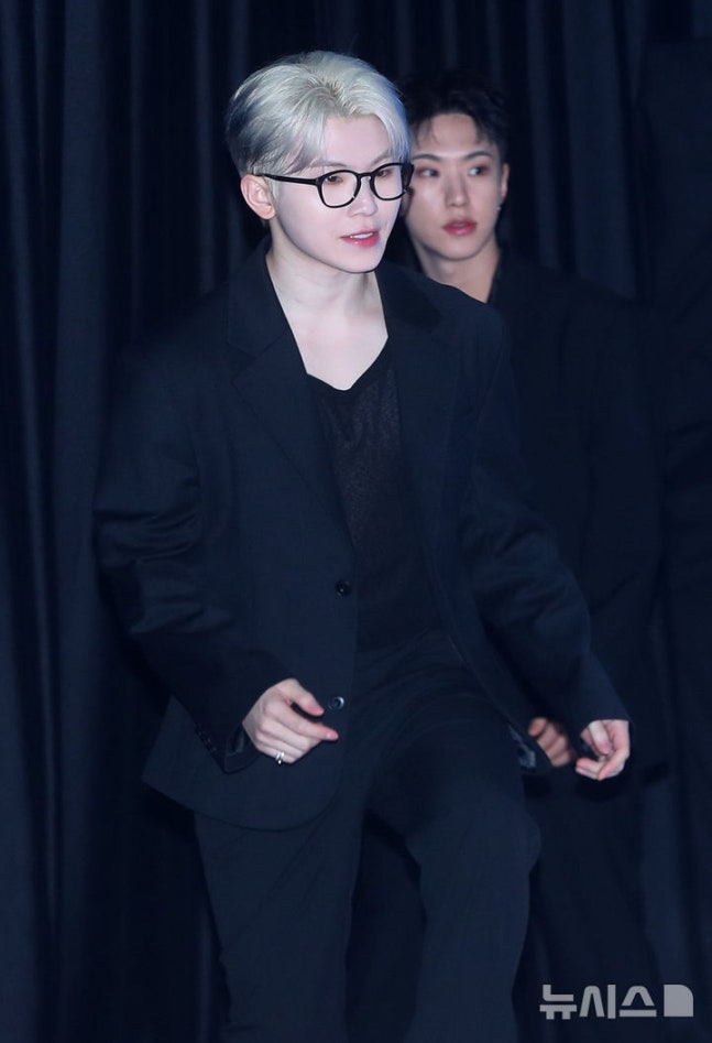 세븐틴 멤버 우지, 국방의 의무 이행 위해 입대… 팬들과의 작별 인사 세븐틴 멤버 우지, 국방의 의무 이행 위해 입대… 팬들과의 작별 인사