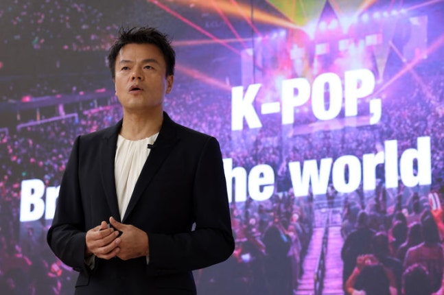 박진영, 美 빌보드가 주목한 K-POP 선구자 역할과 새로운 도전 박진영, 美 빌보드가 주목한 K-POP 선구자 역할과 새로운 도전