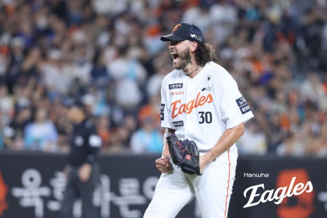 한화 이글스 에이스 폰세, 시즌 17승 달성 눈앞에 두다 한화 이글스 에이스 폰세, 시즌 17승 달성 눈앞에 두다