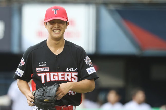 이의리, 시즌 8번째 등판서 첫 승리하며 KIA 타이거즈 포스트시즌 희망 이어가 이의리, 시즌 8번째 등판서 첫 승리하며 KIA 타이거즈 포스트시즌 희망 이어가