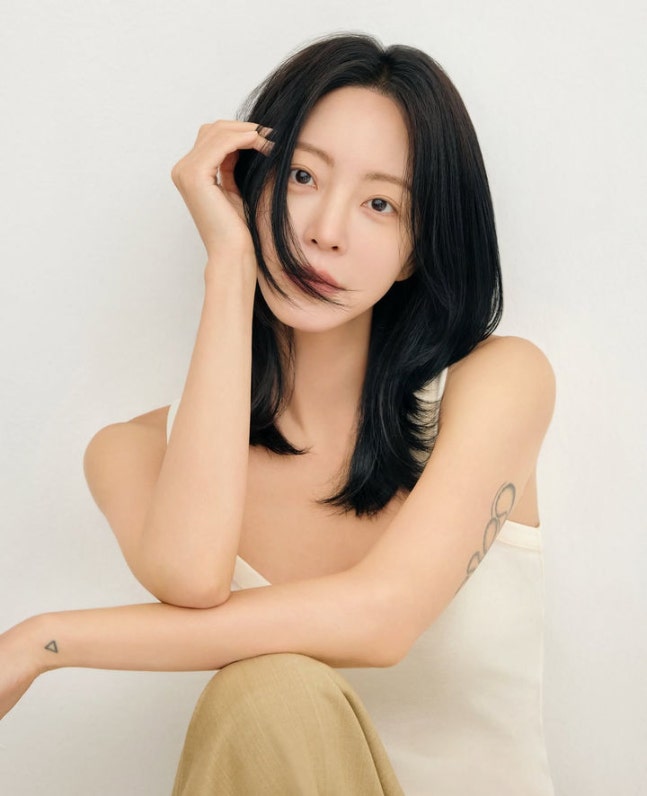 배우 한예슬, 프로필 사진 공개하며 내년 활발한 활동 예고 배우 한예슬, 프로필 사진 공개하며 내년 활발한 활동 예고