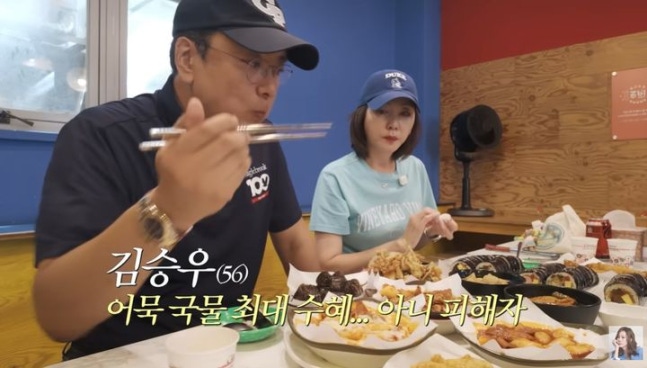 김승우, 김남주 부부의 떡볶이 투어로 근황 공개… ‘한끼합쇼’ 논란 이후 첫 등장 김승우, 김남주 부부의 떡볶이 투어로 근황 공개… ‘한끼합쇼’ 논란 이후 첫 등장