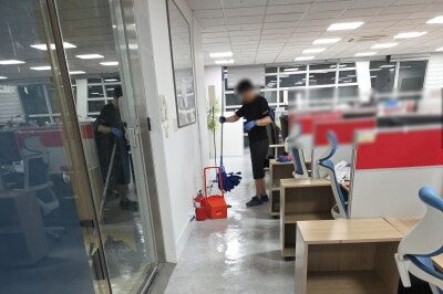기장 사무실 청소 작업 현장 기장 사무실 청소 작업 현장
